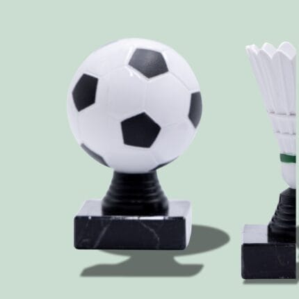 Fodbold og badminton pokaler på grøn baggrund