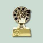 Gylden dart pokal med skive baggrund