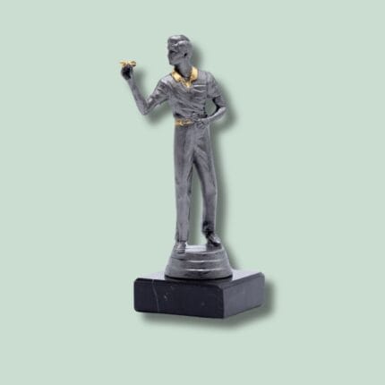 Metalstatue af dartspiller med dartpile i hånden.