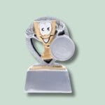 Sølv- og guldfarvet pokal med tegneseriefigur og medalje