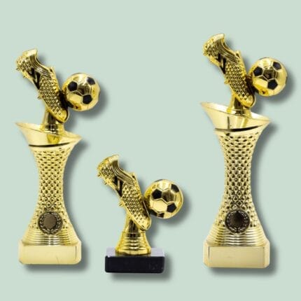 Guld fodbold trofæer med sko og bold design