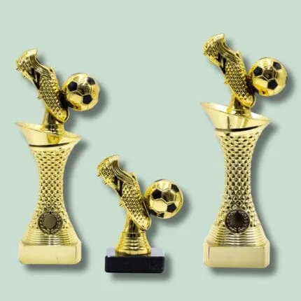 Guld fodbold trofæer med sko og bold design