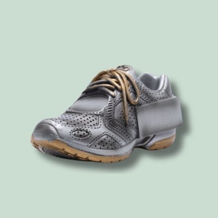 Metallic sneaker med brunt snørebånd og sål.