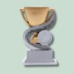 Guld pokal med unikt design og detaljer