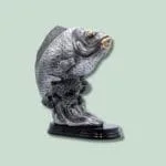 Metalfiskeskulptur på sort sokkel
