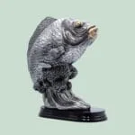 Sølvrød fiske statue med sorte detaljer
