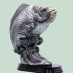 Dekorativ fiskefigur på sort base