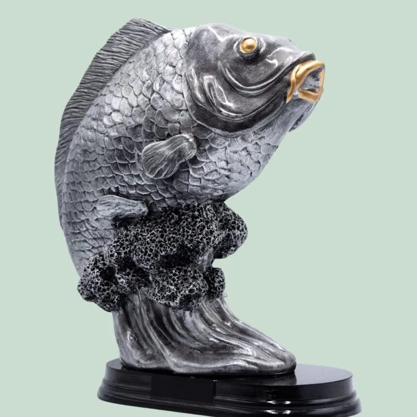 Dekorativ fiskefigur på sort base