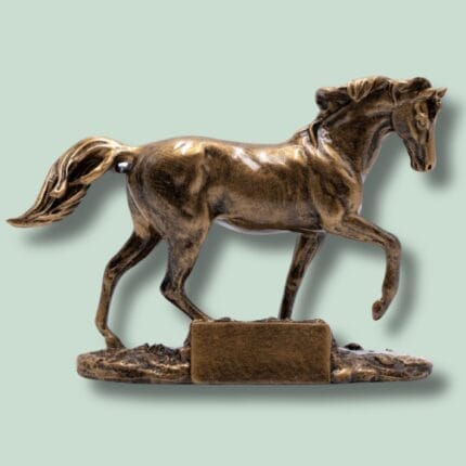Bronzeskulptur af en hest på en piedestal.