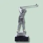 Golfspiller statue i sving på sokkel