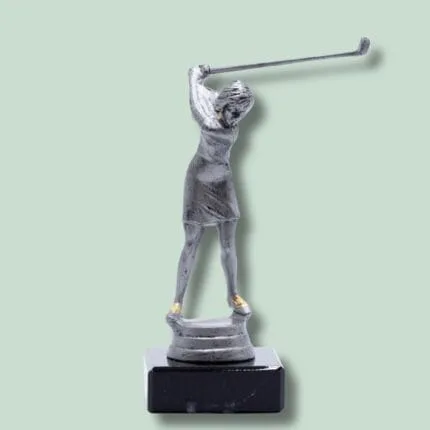 Golfspiller statue i sving på sokkel