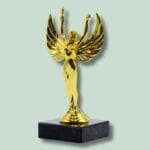 Gylden engelstatue på sort sokkel