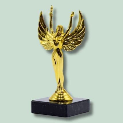 Gylden engelstatue på sort sokkel