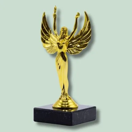 Gylden engelstatue på sort sokkel