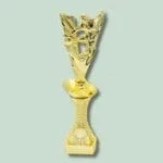 Guld fodboldtrofæ med spiller i aktion