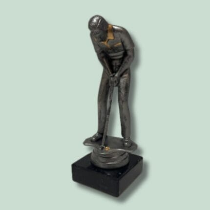 Miniature golfspiller statue på sort sokkel.