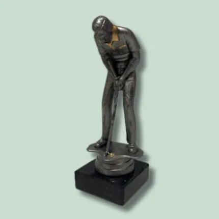 Miniature golfspiller statue på sort sokkel.