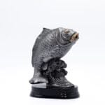 Skulptur af fisk på sort sokkel