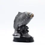 Skulptur af fisk på sort sokkel