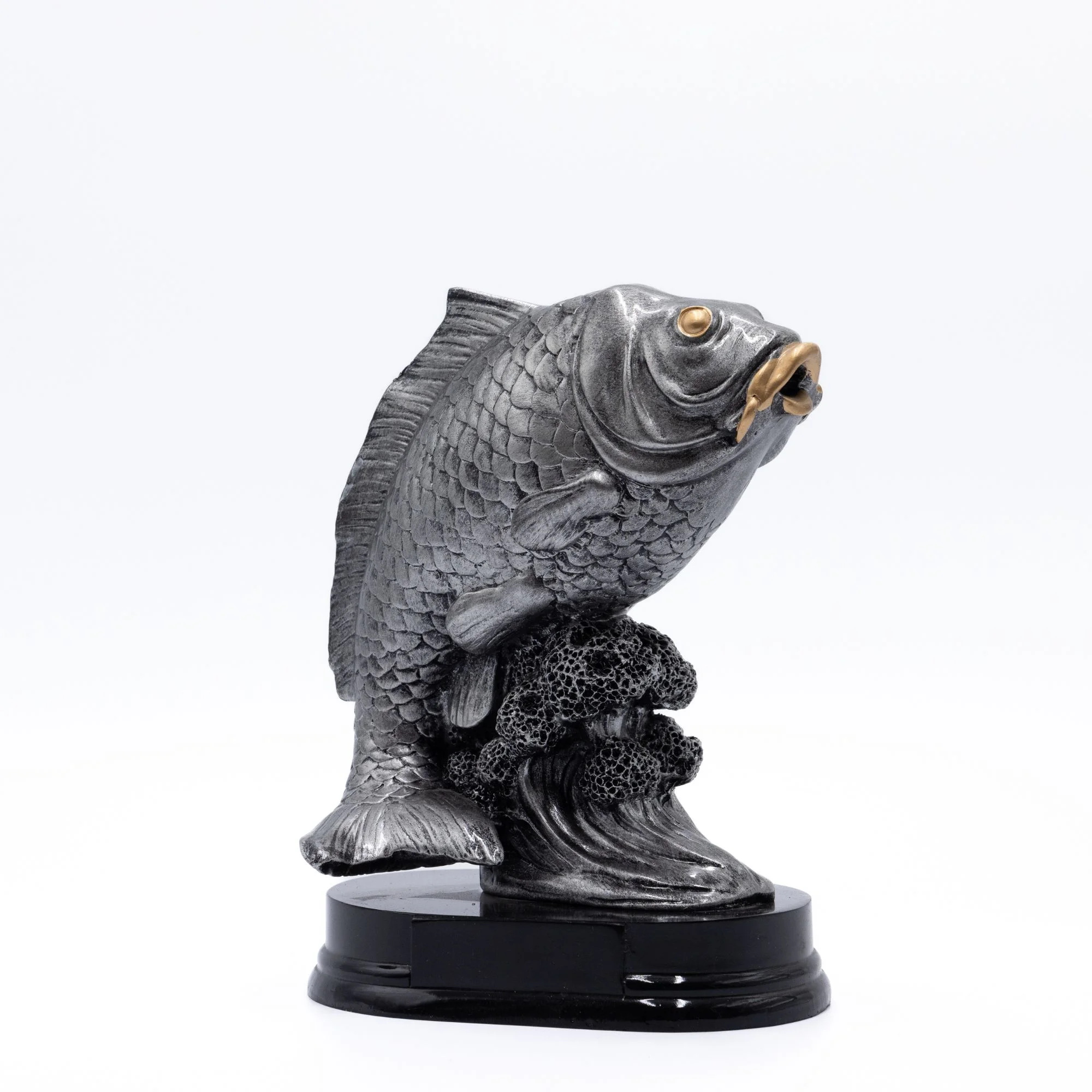 Skulptur af fisk på sort sokkel