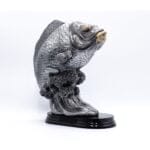 Sølv fiskestatue på sort base