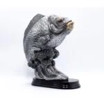Sølv fiskestatue på sort base