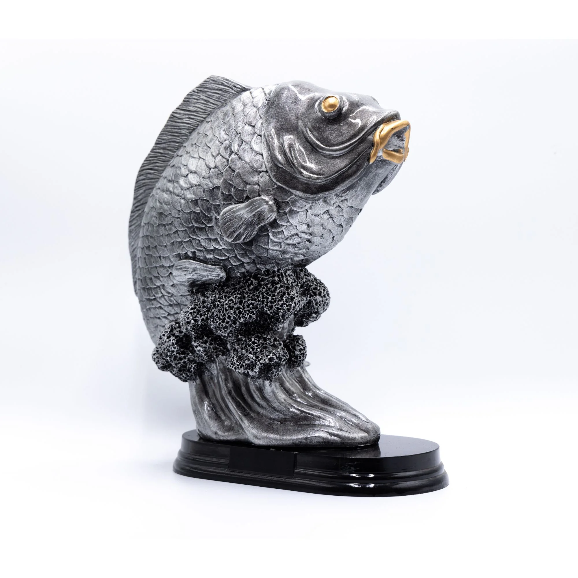 Sølv fiskestatue på sort base