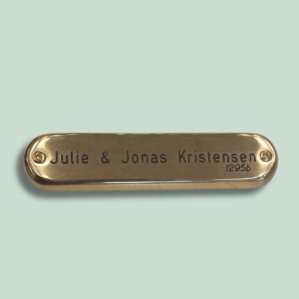 Messingdørskilt med navn Julie og Jonas.