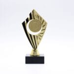 Guld pokal på sort base, hvid baggrund.