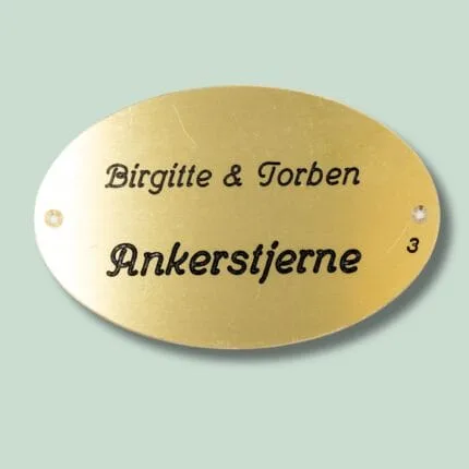 Messingdørskilt med navnene indgraveret