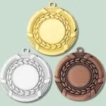 Guld, sølv og bronze medaljer på grøn baggrund.