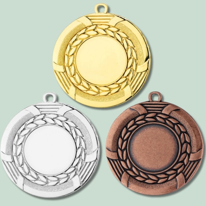 Guld, sølv og bronze medaljer på grøn baggrund.