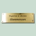 Skræddersyet messingnavneskilt, fire skruer af guld.
