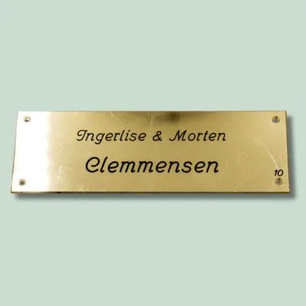 Skræddersyet messingnavneskilt, fire skruer af guld.