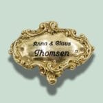 Messingskilt med navne indgraveret, Anna og Claus Thomsen.