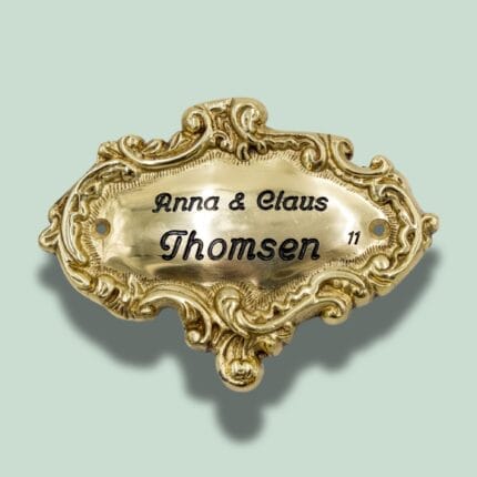 Messingskilt med navne indgraveret, Anna og Claus Thomsen.