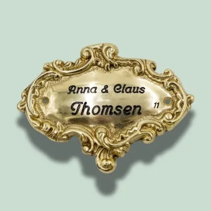 Messingskilt med navne indgraveret, Anna og Claus Thomsen.