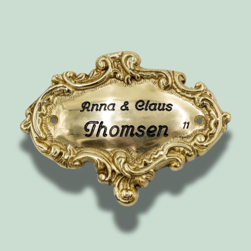 Messingskilt med navne indgraveret, Anna og Claus Thomsen.