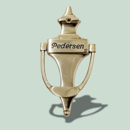 Messingdørhammer med navnet Pedersen og nummeret 12.