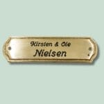 Messingdørskilt med navnene Kirsten og Ole Nielsen.