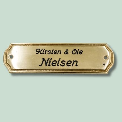 Messingdørskilt med navnene Kirsten og Ole Nielsen.