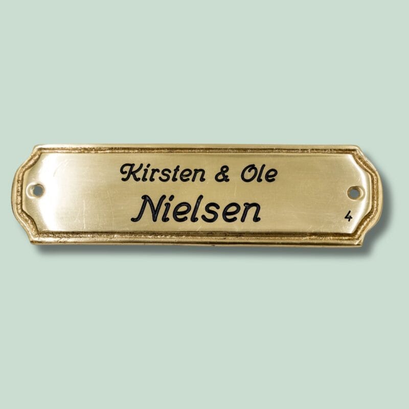Messingdørskilt med navnene Kirsten og Ole Nielsen.