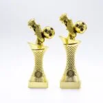 Guld fodbold trofæer med bold og støvle