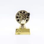 Guld dartpokale med hånd og dartpile