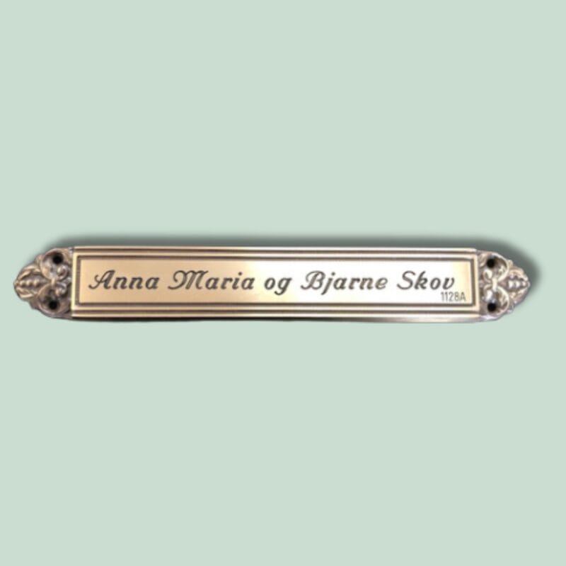 Dørskilt med indgraveringen Anna Maria og Bjarne Skov