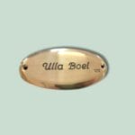 Messingskilt med navnet 'Ulla Boel' og nummer 1212.