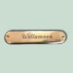 Messingdørskilt med navnet Willumsen