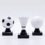 Fodbold, badmintonbold og golfbold på stativer