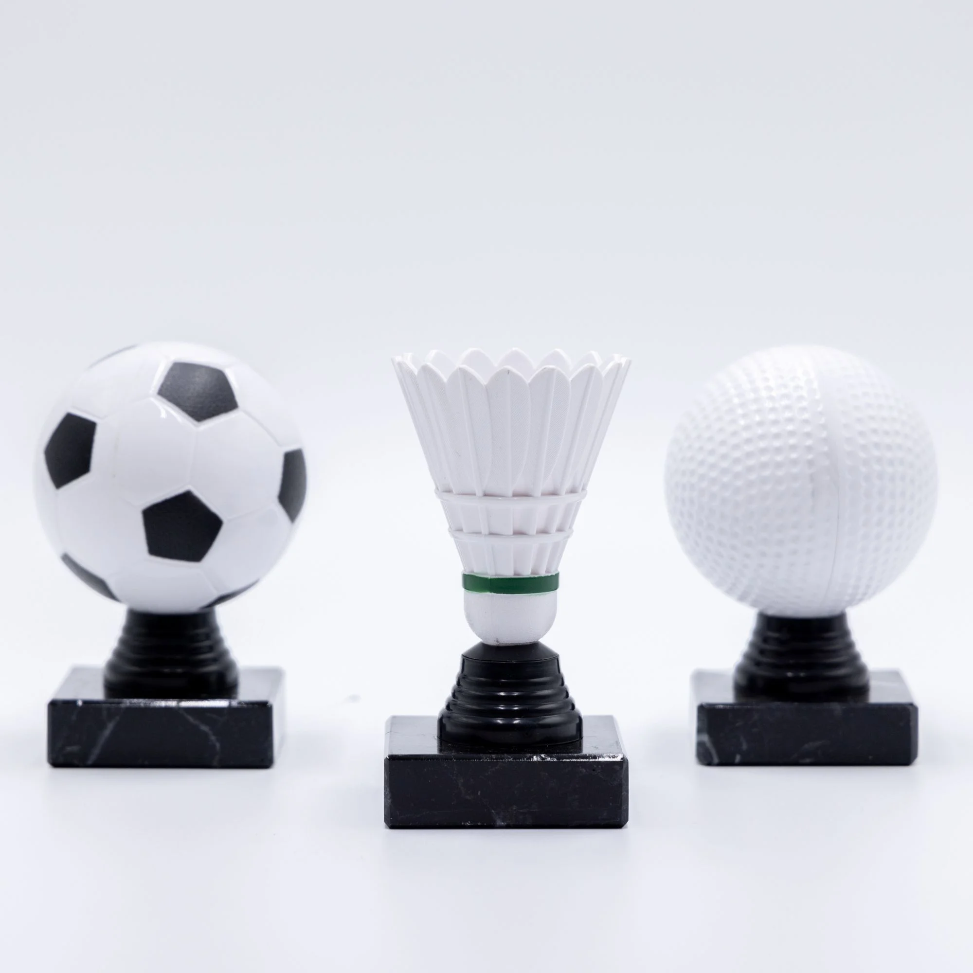 Fodbold, badmintonbold og golfbold på stativer