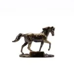 Bronzestatue af hest på hvid baggrund.